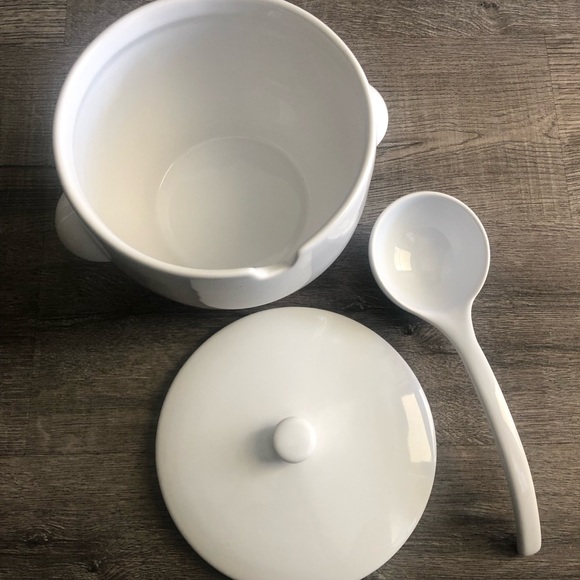 Pottery Barn Great White Soup Tureen NWT - Picture 2 of 6